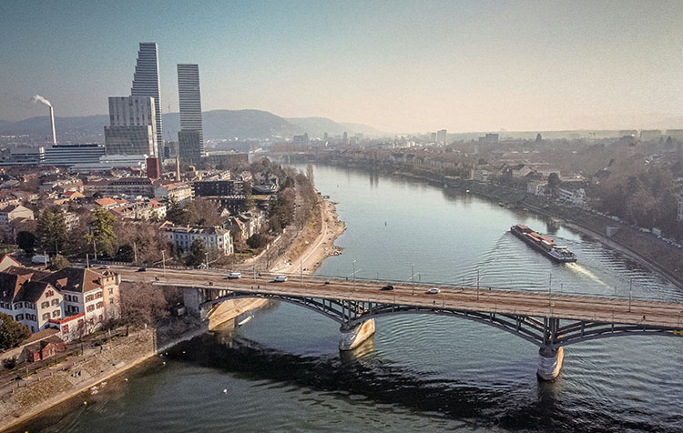 Basel von oben mit Sicht auf den Fluss und die Altstadt