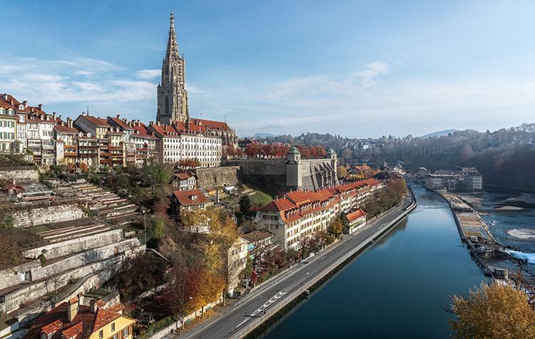 Bern von oben mit Sicht auf den Fluss und die Altstadt