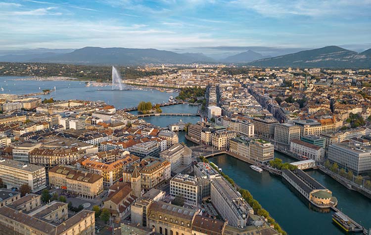 Genf von oben mit Sicht auf den See und das Stadtzentrum