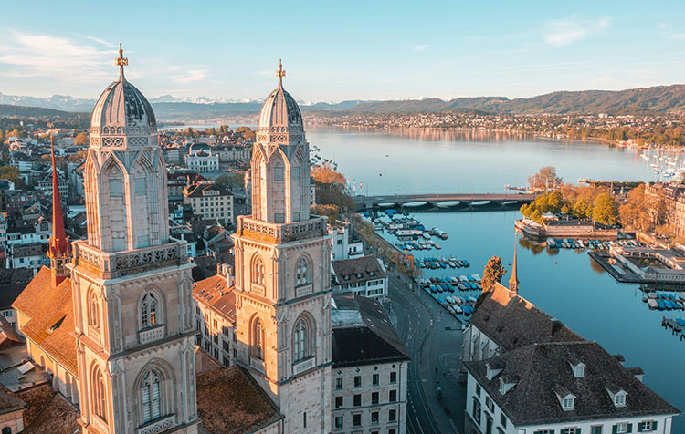 Zürich von oben mit Sicht auf den See und dem Grossmünster